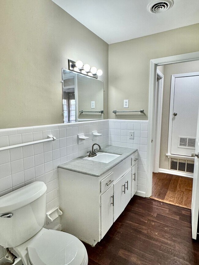 Building Photo - 2-Bedroom home is truly move-in ready!