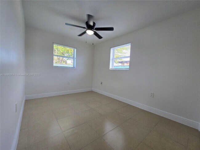 Building Photo - 716 NW 14th Way