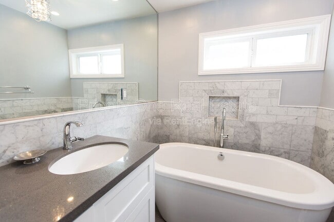 Building Photo - 713 Venice Ct.