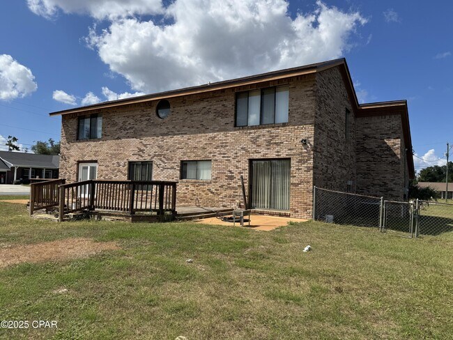 Building Photo - 833 W Pierson Dr