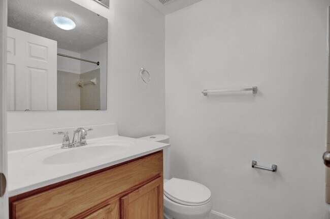 Building Photo - Large 2 Bedroom 2 Bath Ground Floor Condo ...