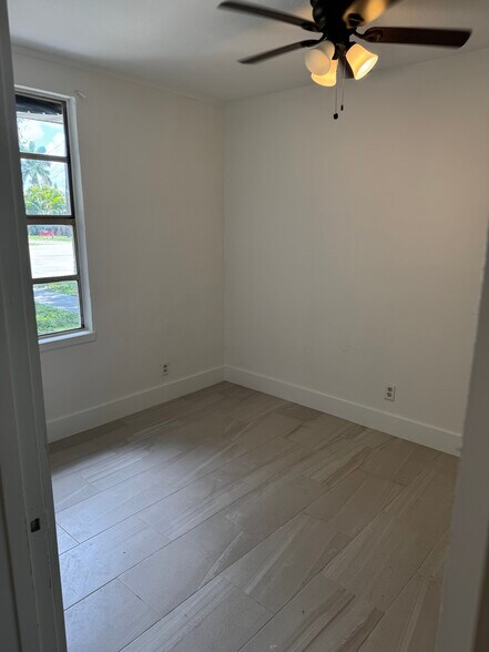 Bedroom entry - 4620 McGregor Blvd