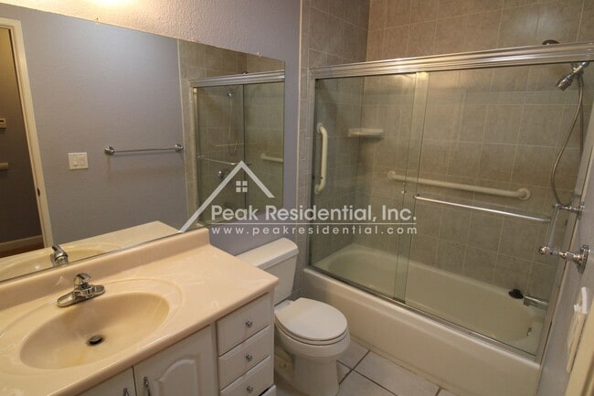 Building Photo - Cute 2bd/2ba Duplex with Garage - Walk to ...