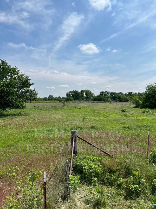 Building Photo - 10896 N Cedar Rd