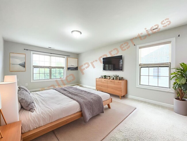 Building Photo - Lovely 5 Bedroom 4 Bathroom Single Family ...