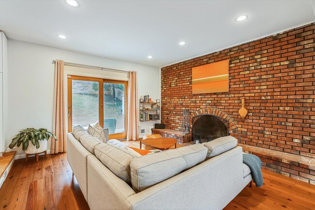 Building Photo - Fabulous 5BR 2.5BA Located in Close in Roc...