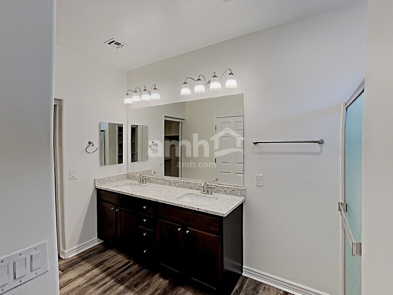 Building Photo - 9081 Blue Saguaro St