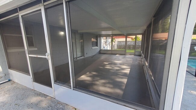 Building Photo - Charming 4-Bed, 2-Bath Home with Pool in Seffner, FL 33584