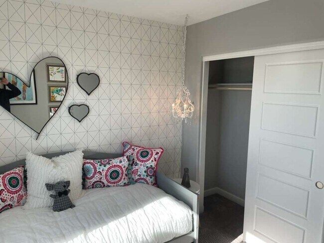 Building Photo - 3 Bedrooms Townhouse For Rent