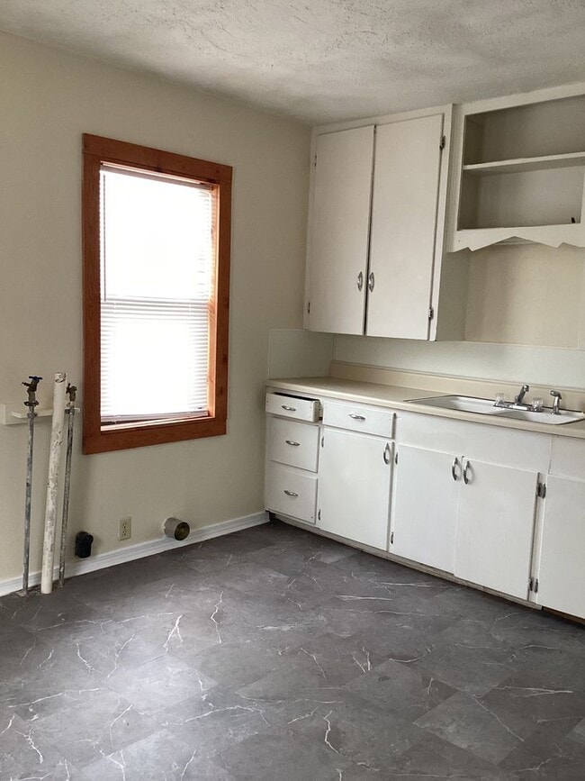 Building Photo - Fresh and Brightly Updated 2 Bedroom!  Pets welcome!