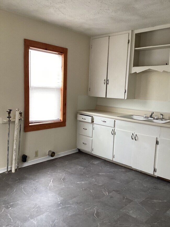 Building Photo - Newly Renovated 2Bedroom! Located in Portales!!