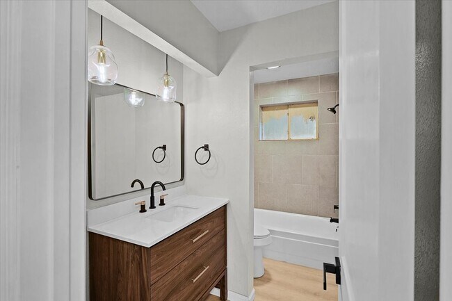 Building Photo - 2601 Village Circle Dr Dr