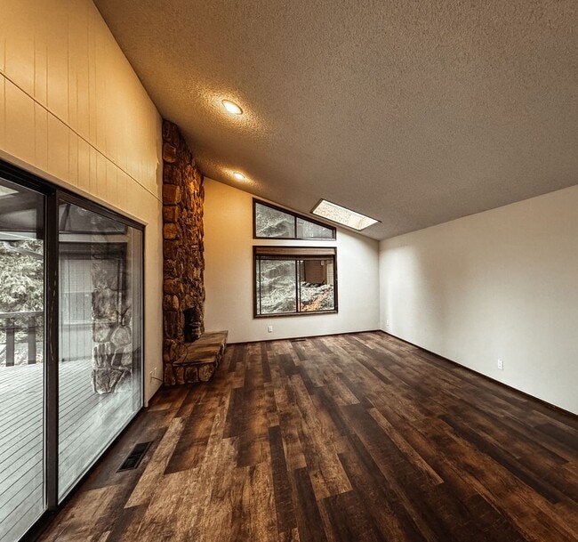 Building Photo - Elaborate 4 Bedroom 3 Bathroom Retreat in ...