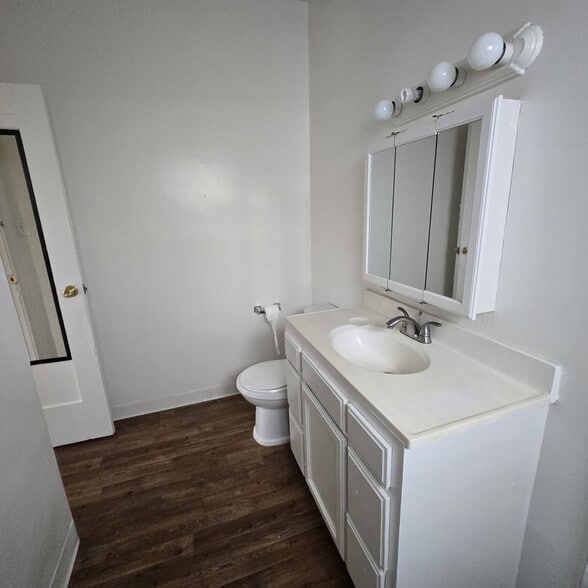 Building Photo - 833 N Formosa Ave