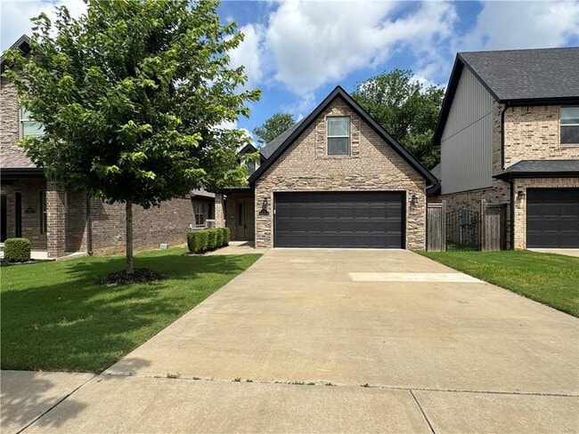 Building Photo - 1802 SW Riverstone Rd