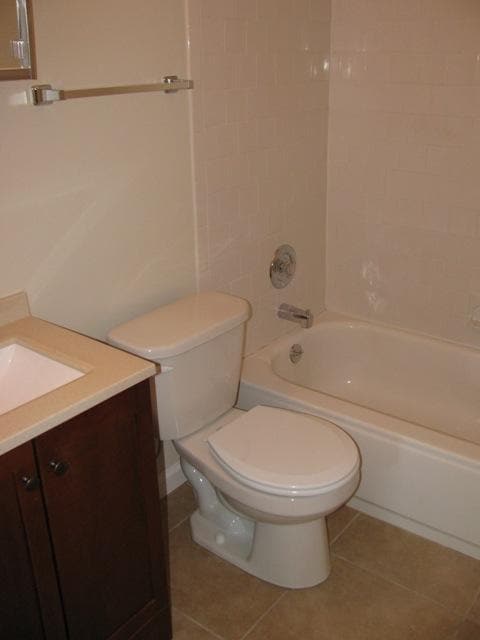 Building Photo - 605 W Maple Ave