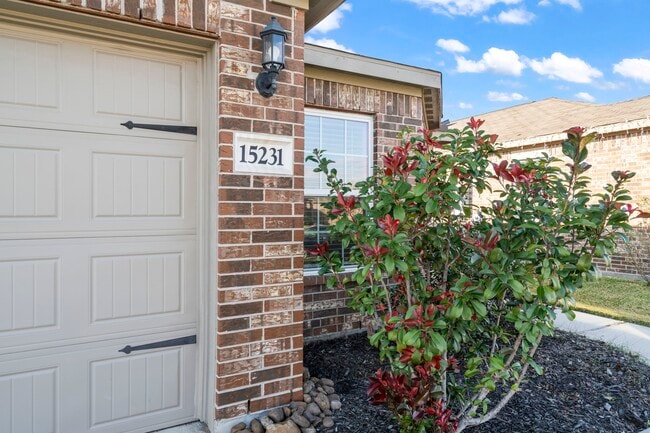 Building Photo - 15231 Central Lakes Dr