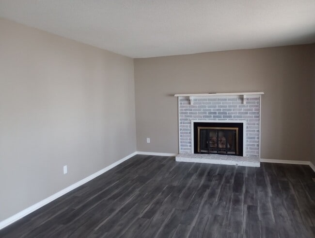 Building Photo - 1321 W 45th St S