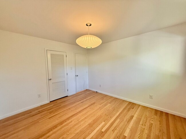 Building Photo - Luxurious 4BD, 3BA Raleigh Home with Fence...