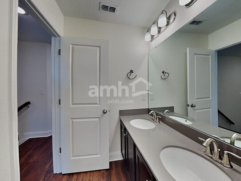 Building Photo - 990 Summer Stone Lp