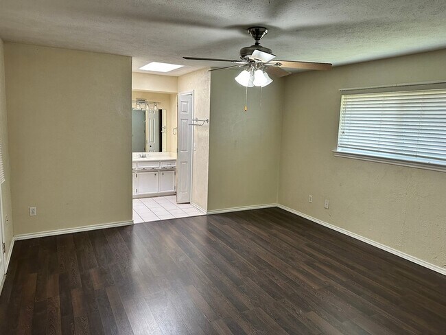 Building Photo - 502 Spring Willow Dr