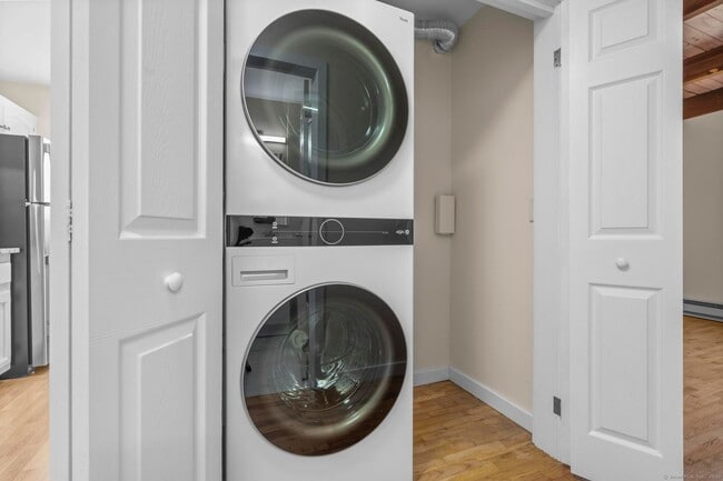 Building Photo - Newly Renovated 1 Bedroom Apartment