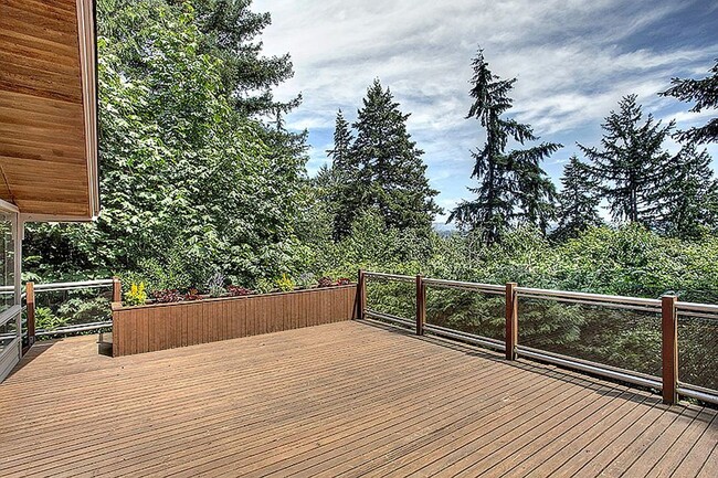 Building Photo - Mercer Island Beauty 4bed/2.5bath Home