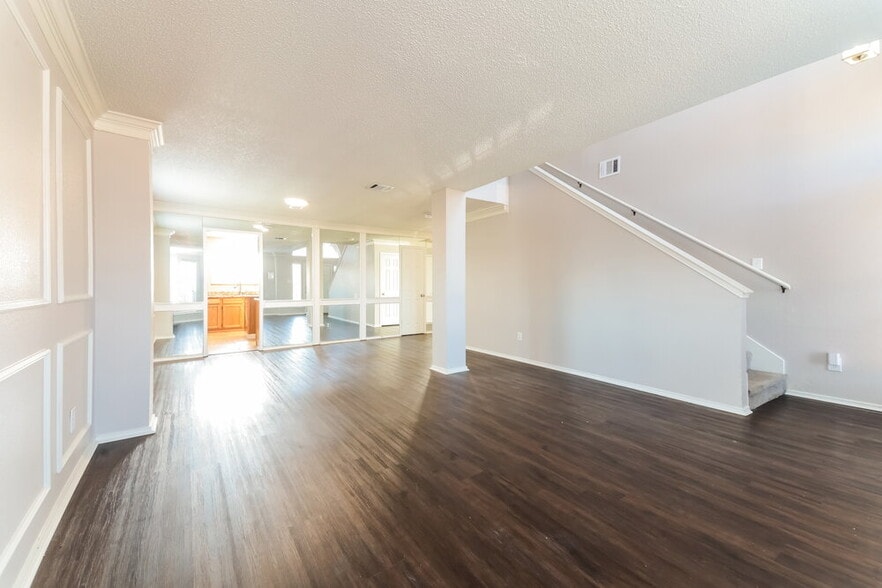 Building Photo - 5909 Iris Dr