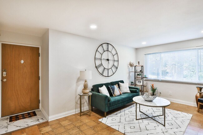 Building Photo - St. Louis Hills Charmer
