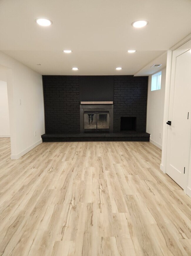 Building Photo - Completely renovated Ranch Style home in E...