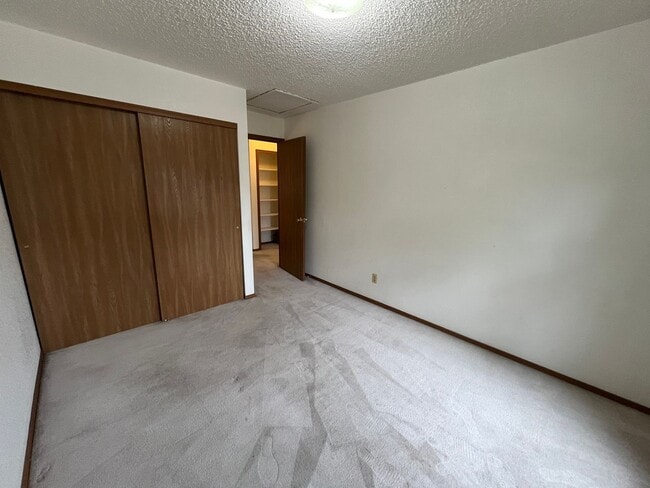 Building Photo - Beautiful 3 bed 2 1/2 bath with 2 car garage! (NEW PICTURES TO COME!!)