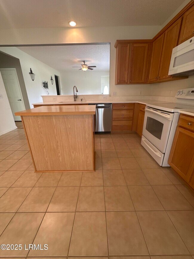 Building Photo - 1 Pomegranate Ln