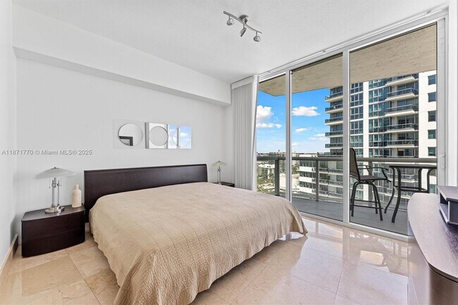 Building Photo - 6515 Collins Ave