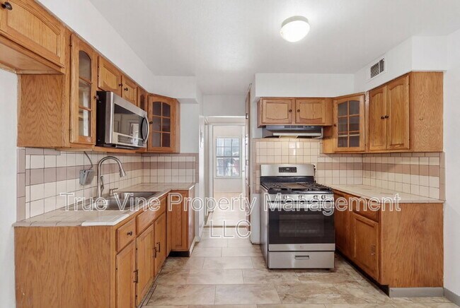 Building Photo - 3827 Devon Ave