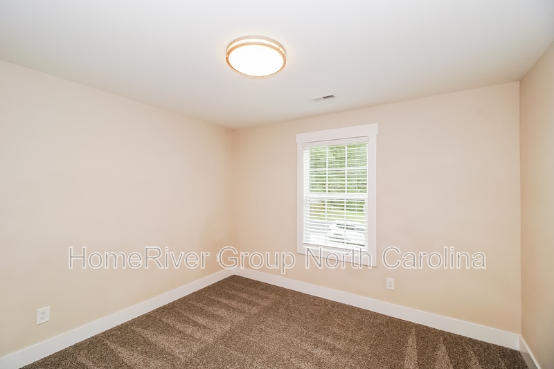 Building Photo - 2569 33rd Ave NE
