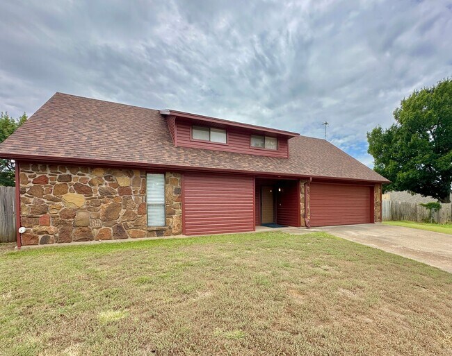 Building Photo - 2502 NE Kingsbriar Pl