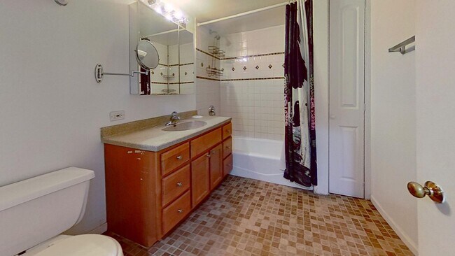 Building Photo - Duplexed Lakeview Three Bedroom Two Bath