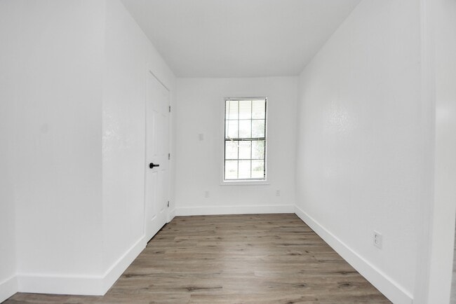 Building Photo - 1203 W 6th St