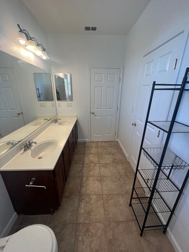 Building Photo - 6 Bedroom, 3 Bathroom Executive Anatolia H...