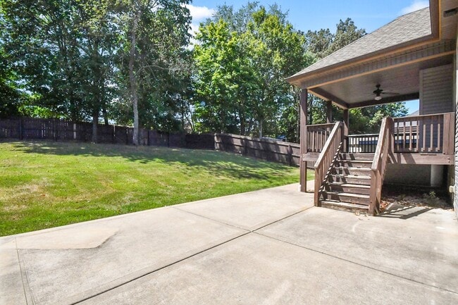 Building Photo - Pet Friendly Four Bedroom!