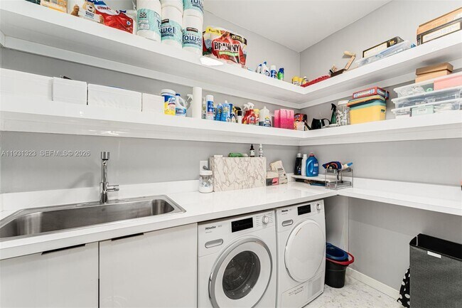 Building Photo - 1000 Brickell Plaza