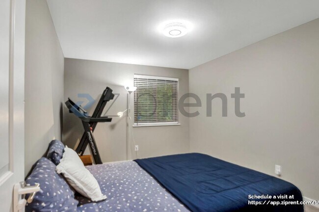 Building Photo - 905 224th Ave NE