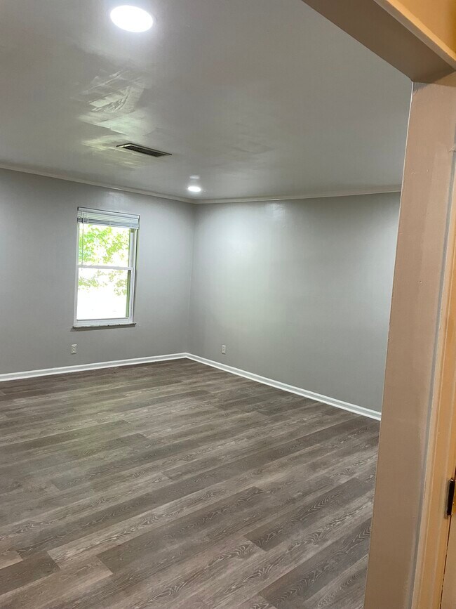 Building Photo - 400 Schenkel Ln