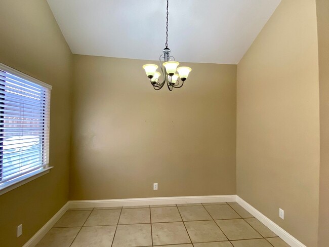 Building Photo - $2,295.00-  3 Bedroom Bullard & Fowler, Cl...