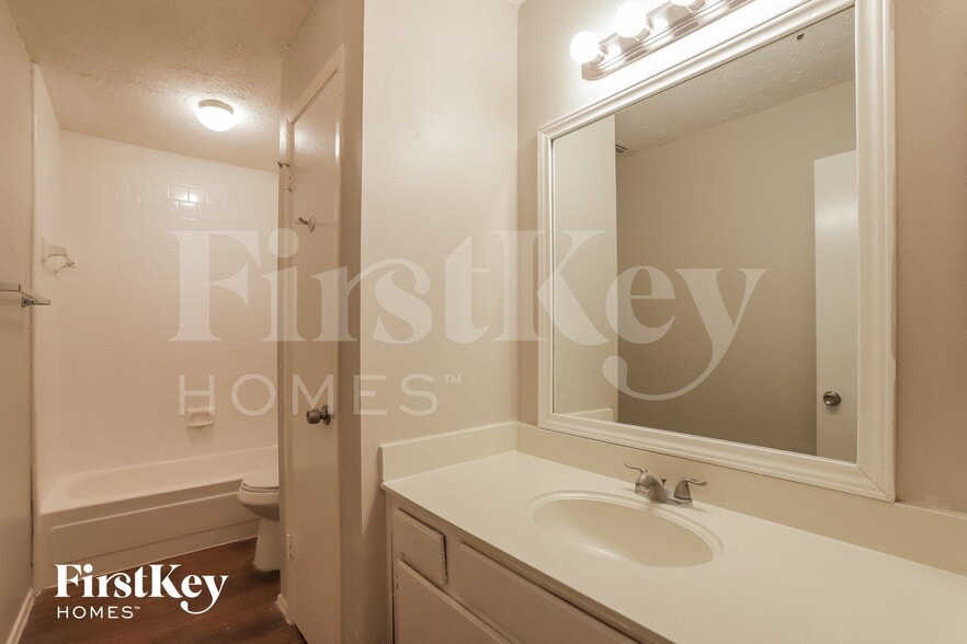 Building Photo - 2026 Summer Pl Dr