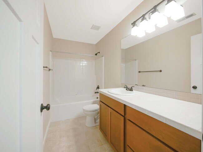 Building Photo - 3 Bed, 2.5 Bath Beautiful Single-family Av...