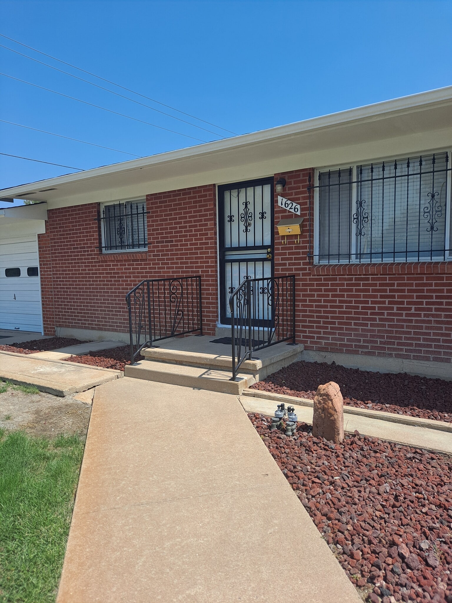 Building Photo - 1626 Hollywood Dr