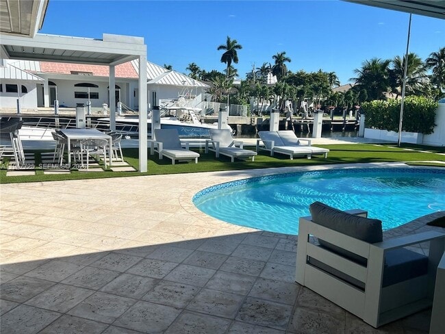 Building Photo - 5510 Bayview Dr