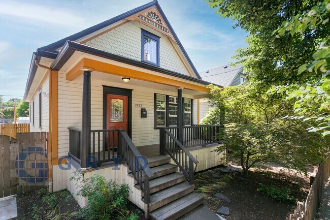 Building Photo - Gorgeous 2 Bedroom Victorian Home!