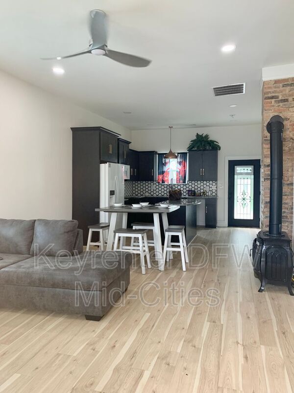 Building Photo - 1512 W Twelfth St